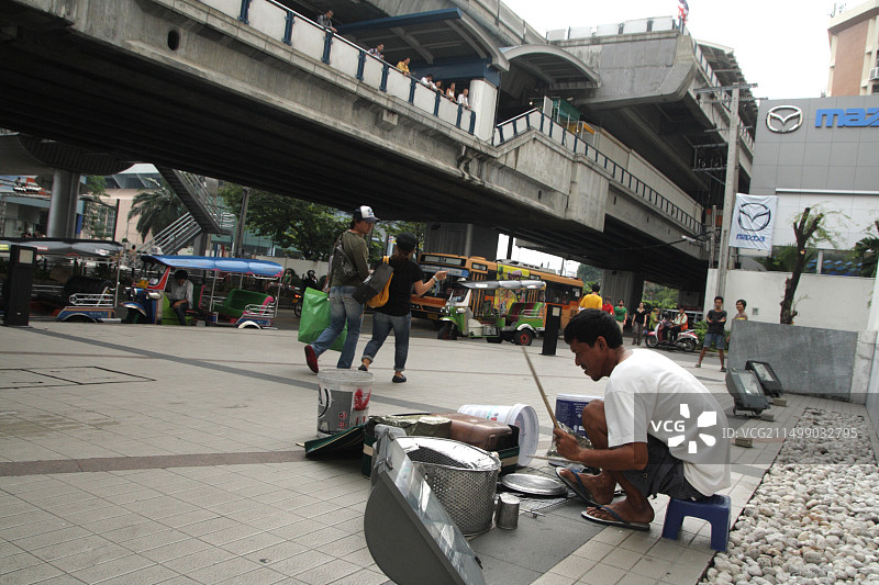 在泰国曼谷街头表演的鼓乐手图片素材