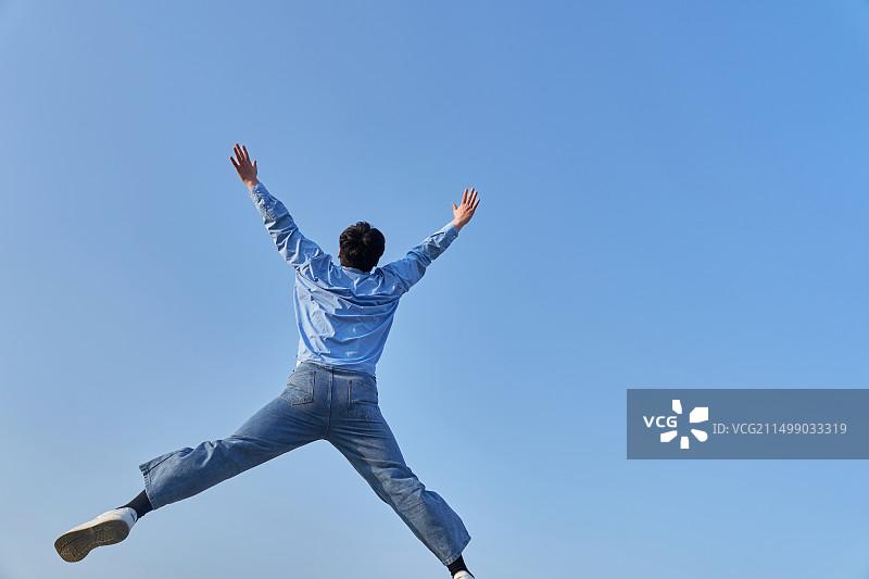 男性跳跃自信成功举起手臂图片素材
