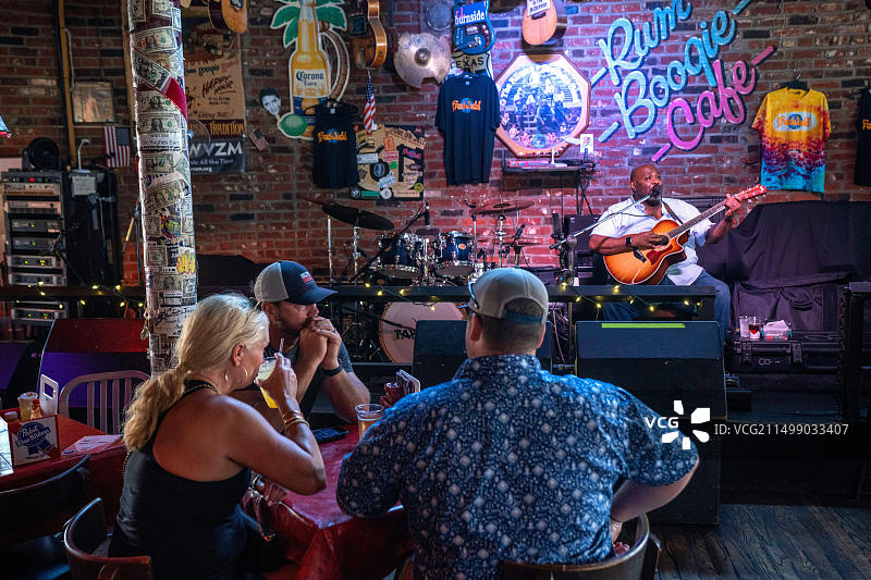 美国田纳西州孟菲斯，蓝调音乐家Chris Gales在Rum Boogie咖啡馆演奏图片素材