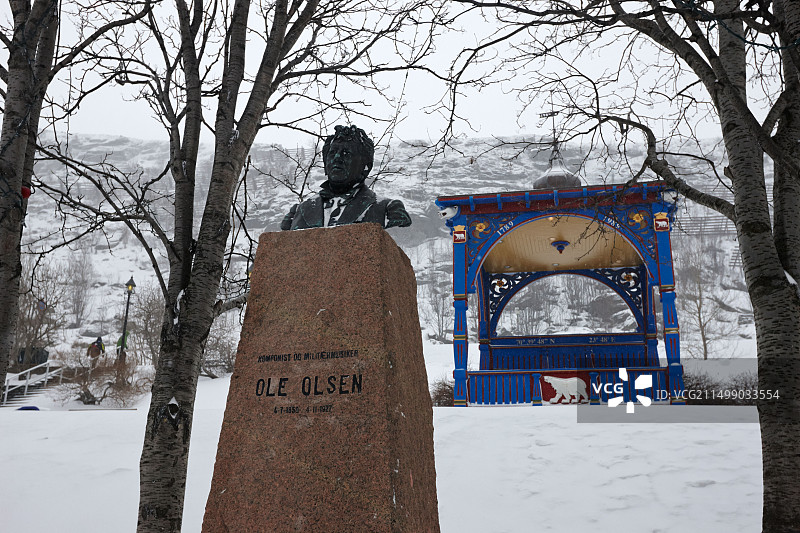 挪威作曲家奥勒·奥尔森纪念碑，位于挪威芬马克郡哈默费斯特图片素材
