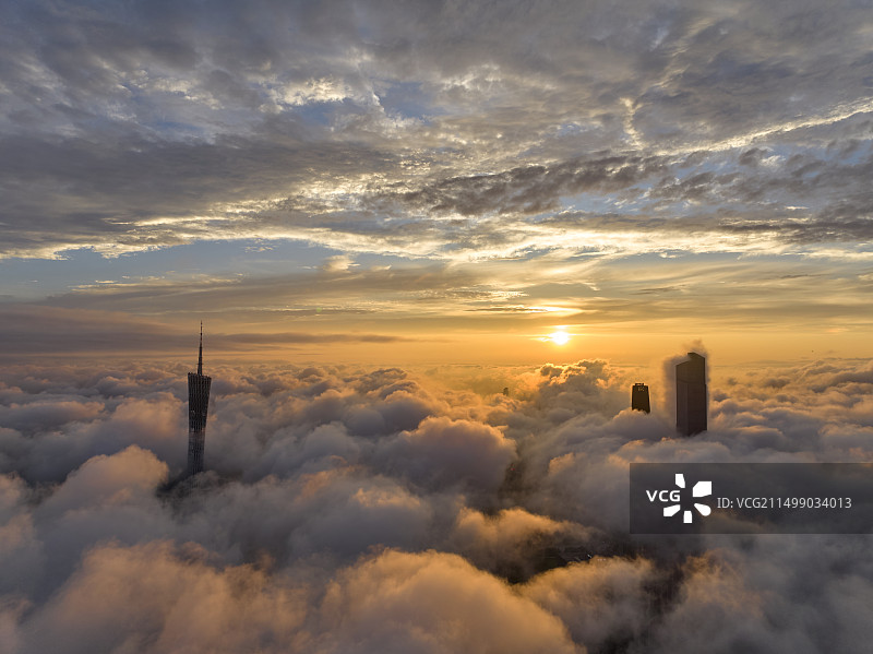广州云海上的珠江新城图片素材