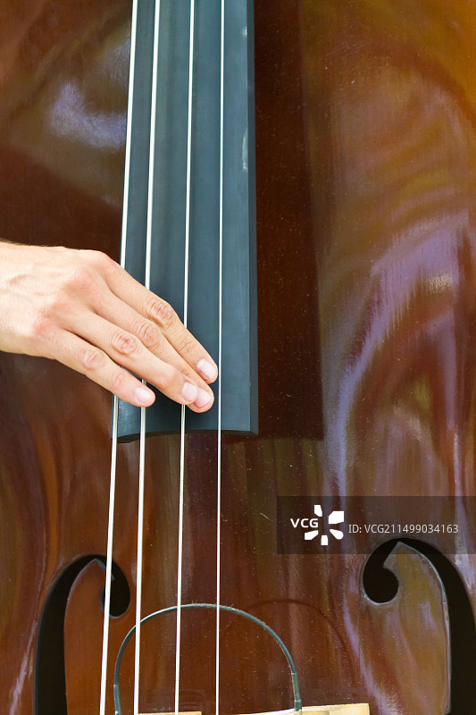 阳光明媚的周日下午，德国柏林墙公园的街头音乐家图片素材