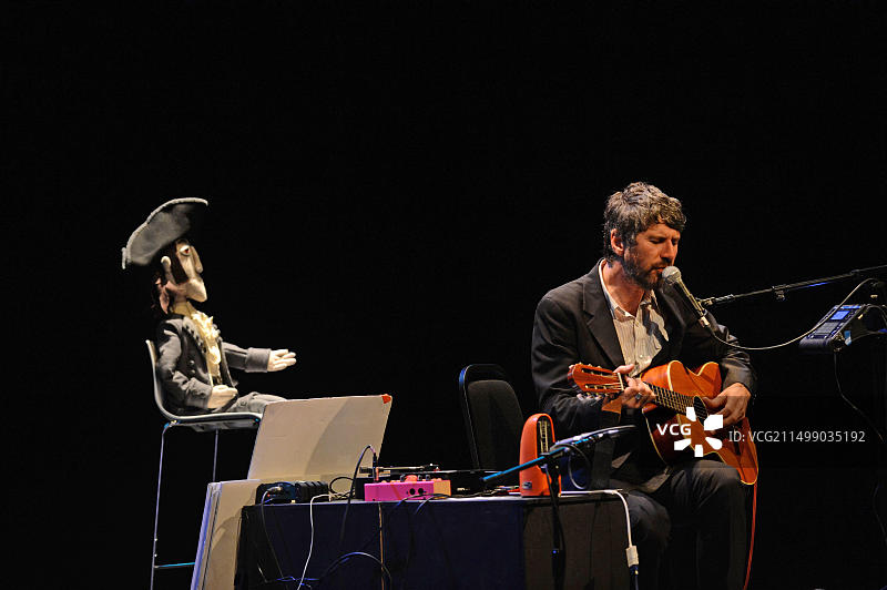 格拉夫·里斯在设得兰群岛的马雷尔独奏表演。他曾是威尔士乐队“超级毛茸茸的动物”的成员。他是一位音乐家、作曲家和制作人图片素材