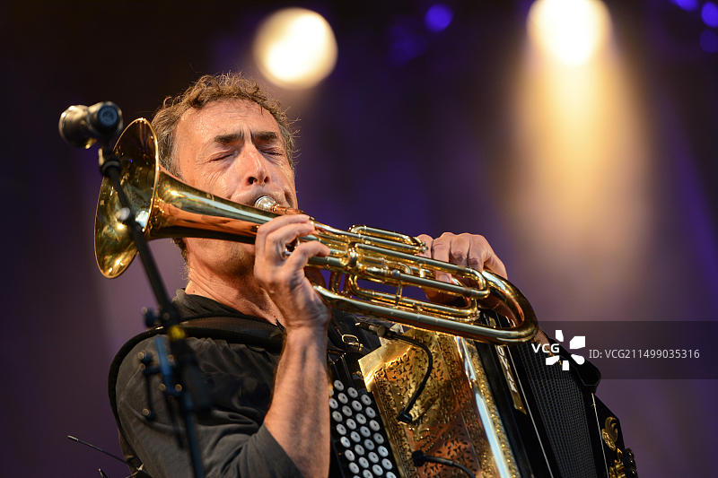 多乐器演奏家休伯特·冯·戈伊泽恩在萨尔茨堡的舞台上演奏次中音号，同时还携带手风琴图片素材