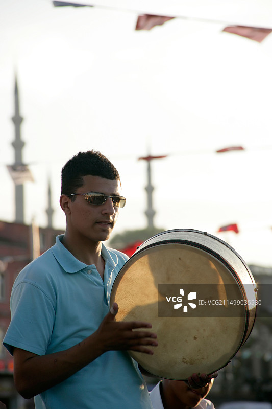 在土耳其伊斯坦布尔Eminonu敲鼓的土耳其男孩图片素材