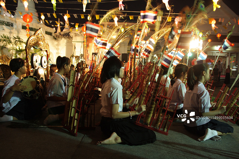 泰国音乐家演奏安格隆（竹制乐器）图片素材