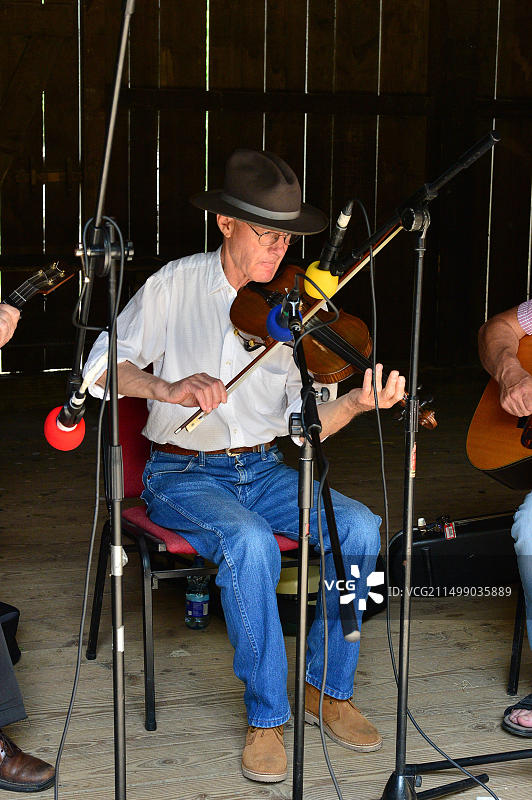 美国蒙大拿州Ron Kane在阿尔斯特美国民俗公园演奏小提琴图片素材