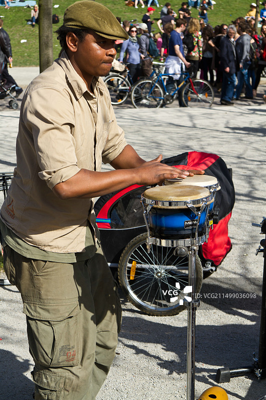 德国柏林墙公园的鼓手图片素材