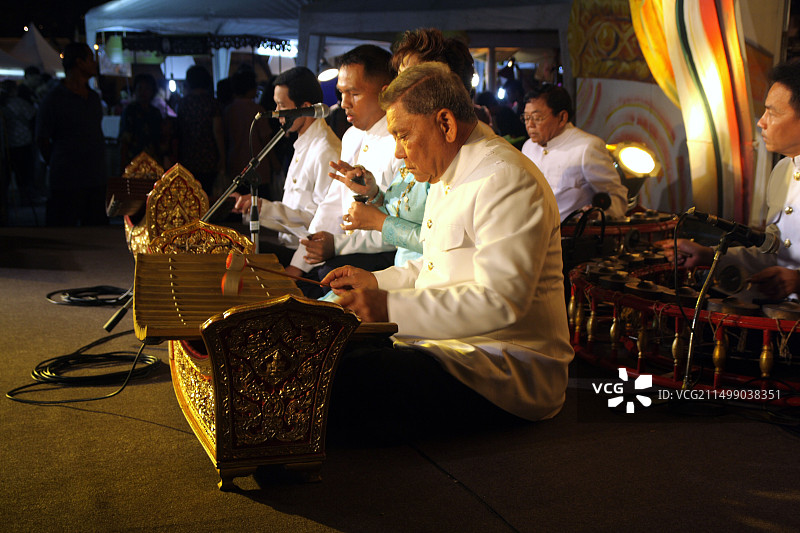 泰国音乐家在舞台上演奏拉纳埃（泰式传统木琴）图片素材