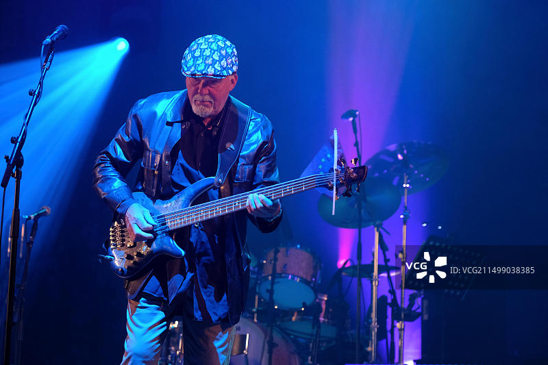 Fairport Convention乐队的Dave Pegg在英国班伯里Cropredy音乐节上表演，2019年8月8日图片素材