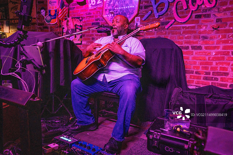 美国田纳西州孟菲斯，蓝调音乐家Chris Gales在Rum Boogie咖啡馆演奏图片素材