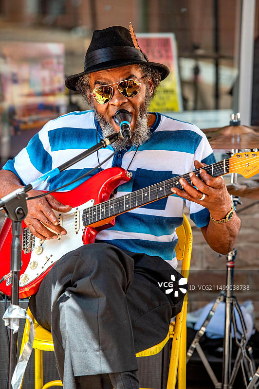 美国密西西比州克拉克斯代尔Cat Head Delta Blues商店前的Caravan音乐节，布鲁斯音乐家Bill Howling Mad Perry演奏图片素材