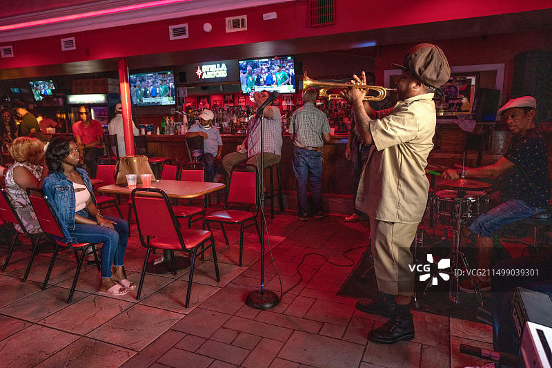 新奥尔良爵士小号手科米特·鲁芬斯在酒吧演奏图片素材