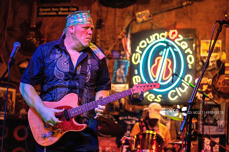 美国密西西比州克拉克斯代尔：布鲁斯音乐人Lightning Malcom在摩根·弗里曼Ground Zero俱乐部演奏图片素材