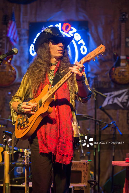 美国密西西比州：年轻蓝调音乐家在演出图片素材