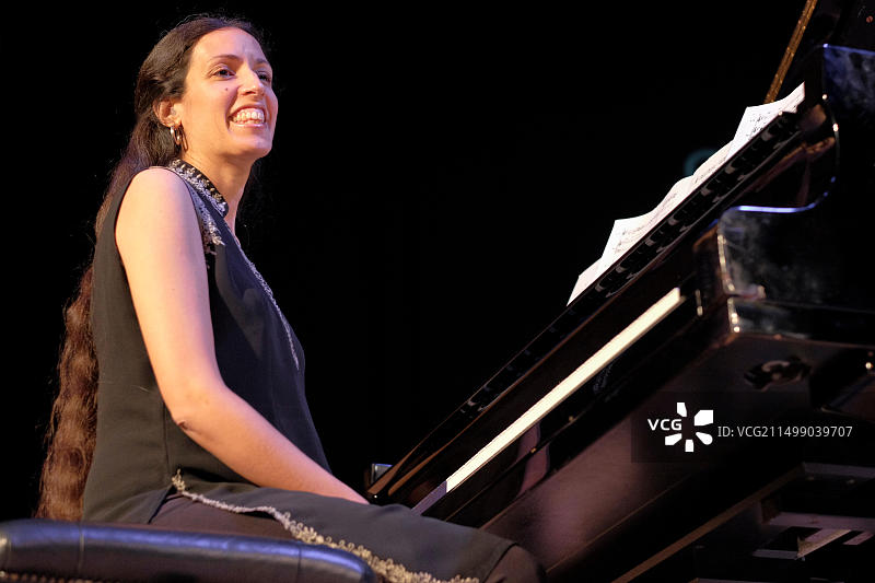 佐伊·拉赫曼在切尔滕纳姆爵士音乐节上表演，2016年4月30日图片素材