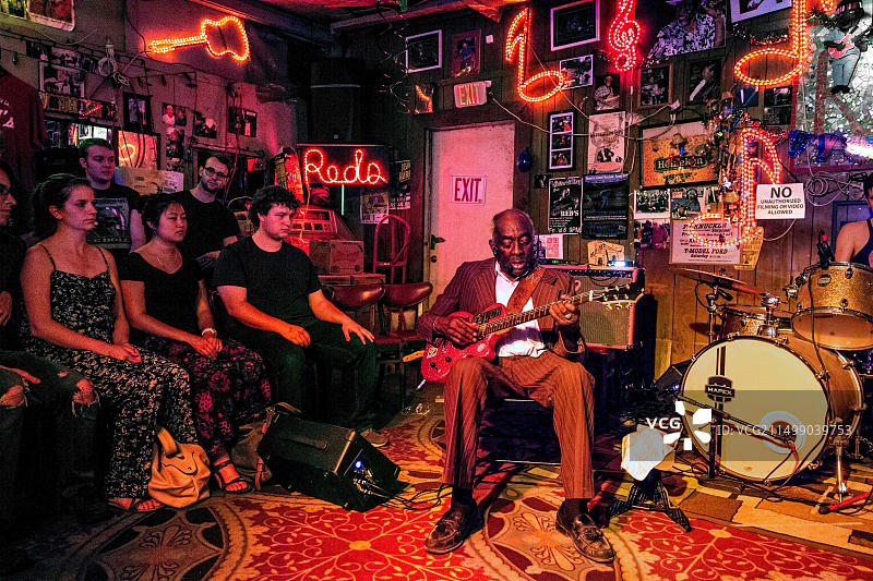美国，密西西比，克拉克斯代尔，大篷车音乐节，蓝调歌手里奥·巴德·韦尔奇在Juke Joint Red's Lounge演奏图片素材