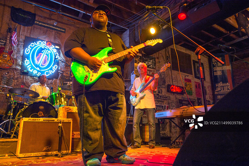 美国密西西比州：年轻蓝调音乐家在演出图片素材