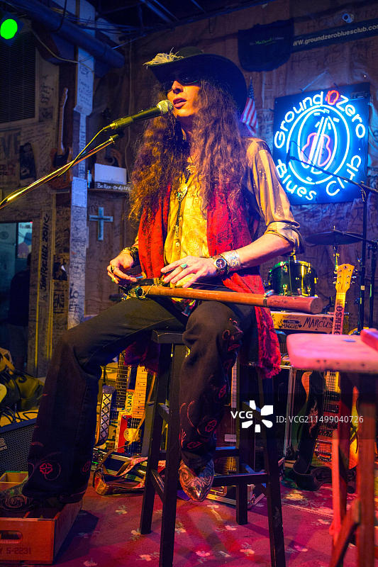 美国密西西比州克拉克斯代尔：Caravan Blues音乐节，雪茄盒吉他手Justin Johnson在摩根·弗里曼Ground Zero俱乐部演出图片素材