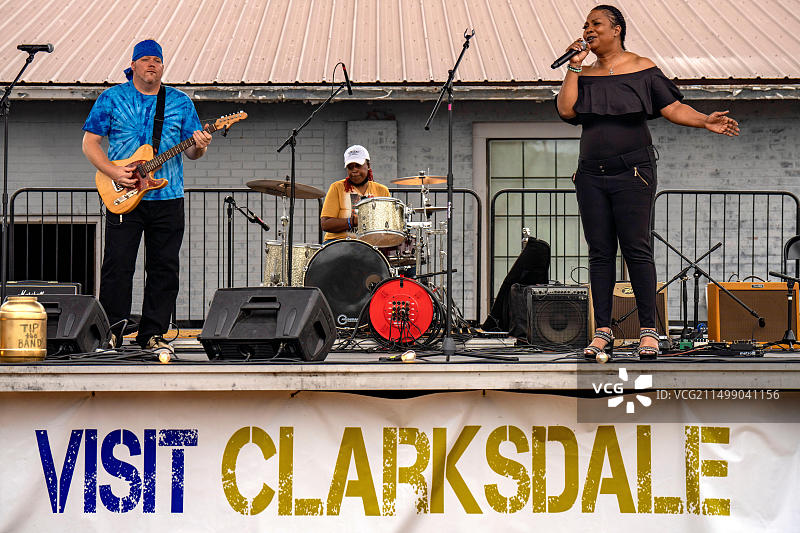 美国密西西比州克拉克斯代尔：蓝调歌手Prayer Bailey与蓝调音乐家Malcom Lightning在女子蓝调音乐节上图片素材