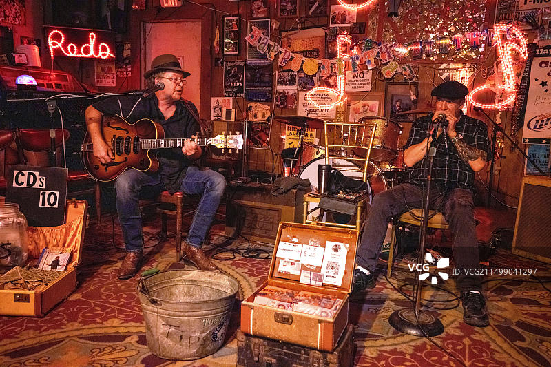 美国,密西西比,Clarksdale, juke联合Red's,布鲁斯手Randy Cohen弹吉他,Deak Harp吹口琴图片素材