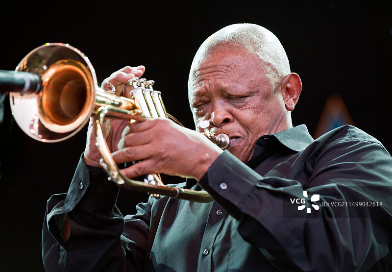 南非小号手兼歌手休·马塞凯拉在2012年英国WOMAD音乐节30周年纪念演出图片素材