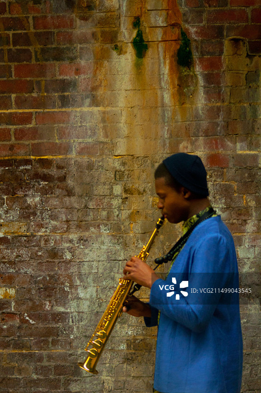 在伦敦 Southwark 桥下演奏小号的街头艺人图片素材