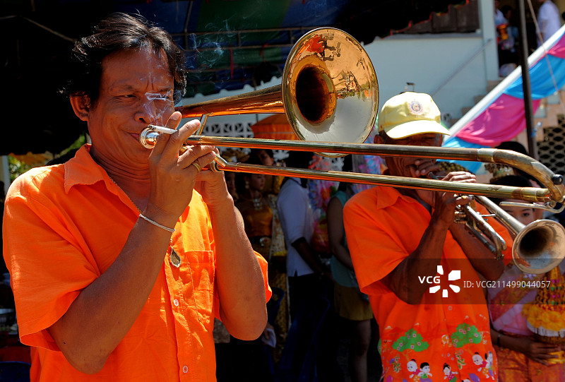泰国龙仔厝府安帕瓦功邦寺僧侣受戒仪式上的长号演奏者图片素材