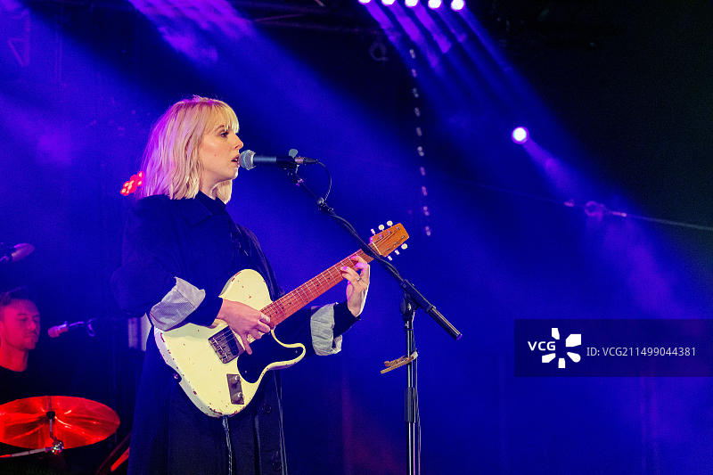 音乐家Fenne Lily在威尔士Portmeirion第六届音乐节Grand Pavillion现场表演图片素材