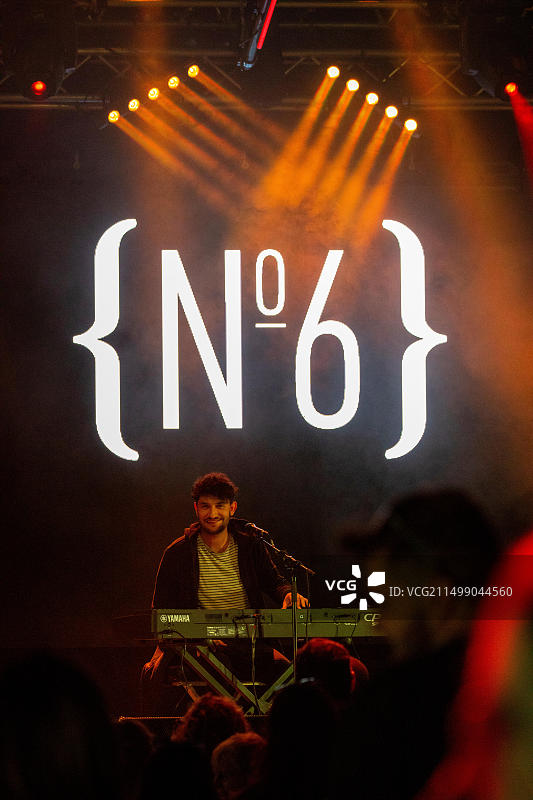 音乐家比利·洛克特在英国威尔士Portmeirion第六届音乐节的Grand Pavillion现场表演图片素材