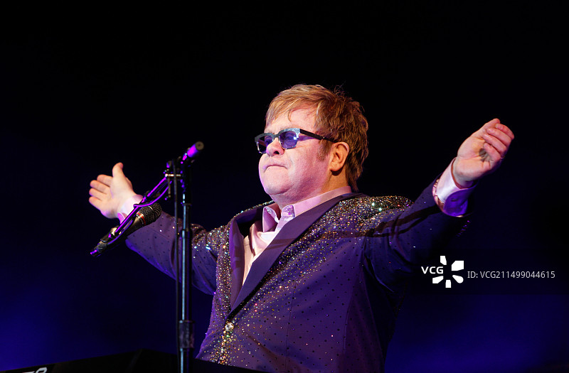 英国音乐家埃尔顿·约翰爵士在西班牙巴利阿里群岛伊比沙岛的现场活动中表演图片素材