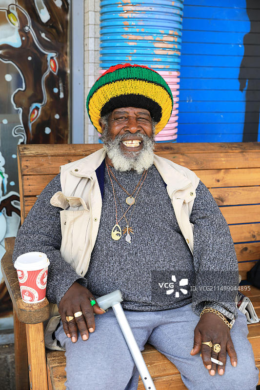 巴里·鲁茨：布拉德福德的标志人物，Roots唱片店的经营者、DJ和雷鬼音乐家，位于英国西约克郡约翰街图片素材