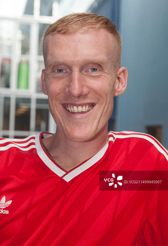 比约恩·尼尔森，艺名KAPTEN RÖD，2017年说唱歌手，瑞典哥德堡图片素材