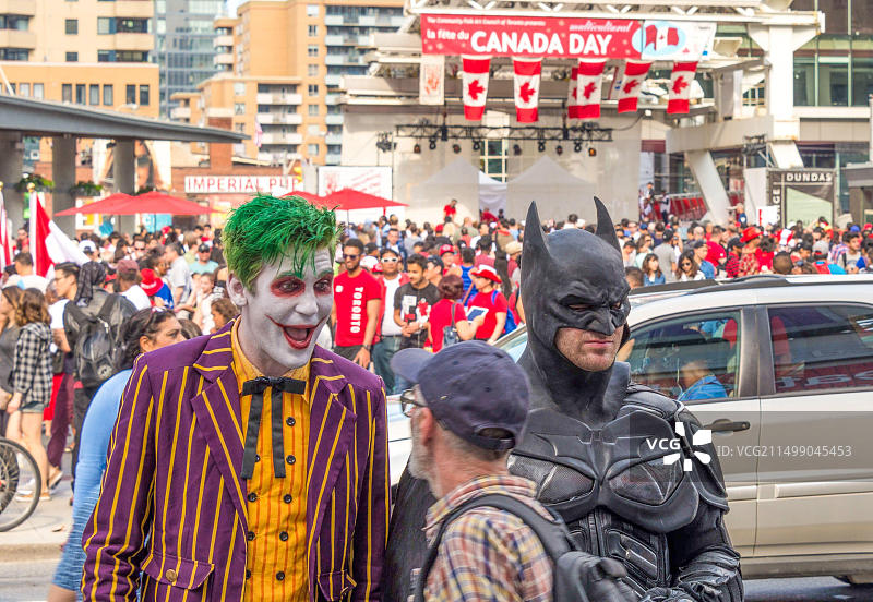 加拿大多伦多国庆日庆祝活动：蝙蝠侠和小丑在登打士广场的街头表演图片素材