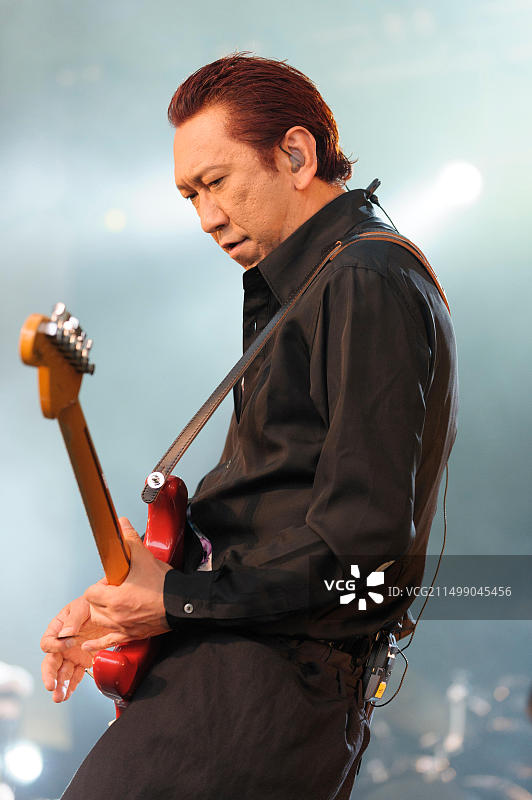 布袋寅泰在英国科恩伯里音乐节上表演（2014年7月6日）图片素材