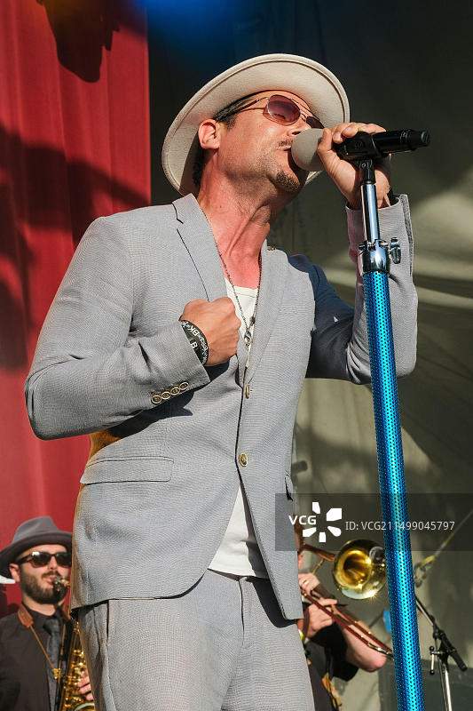 2022年8月21日，英国蒂尔福德韦费斯特音乐节上，The Dualers乐队的泰伯·克兰斯顿表演图片素材