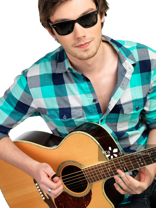 在纯白色背景下拍摄的年轻吉他手图片素材