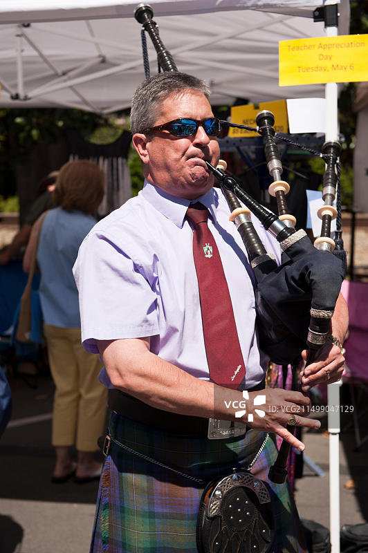 穿着苏格兰短裙吹奏风笛的男人图片素材