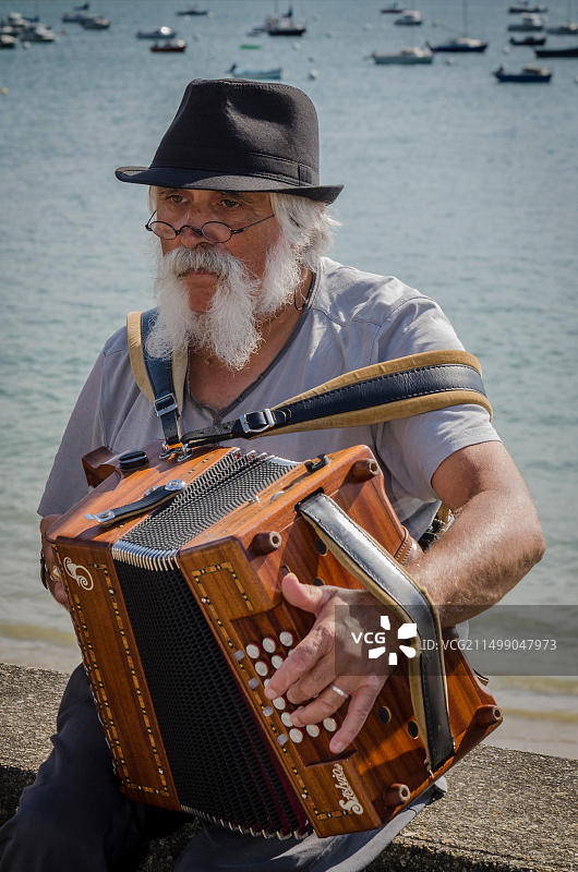 在法国圣苏利亚克布列塔尼海洋和陆地传统节上的手风琴演奏者图片素材