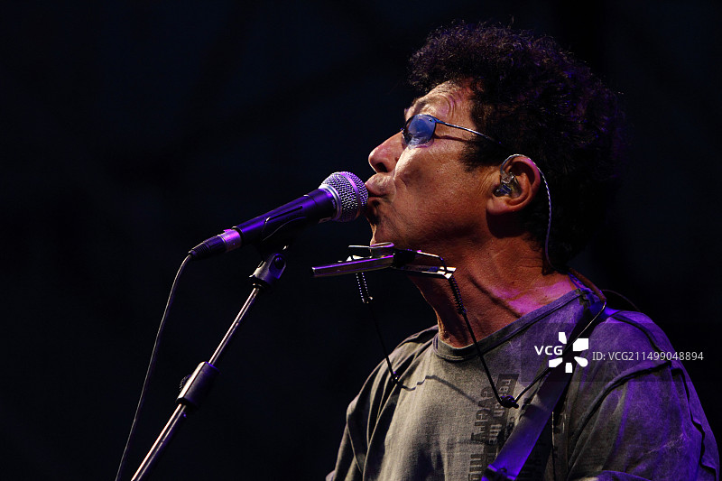 意大利歌手兼作曲家Edoardo Bennato在2011年演出图片素材