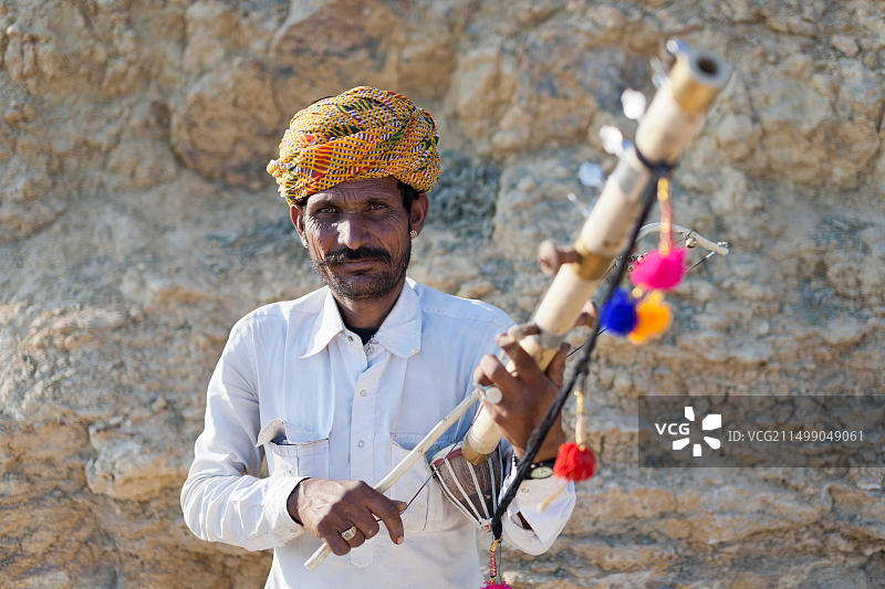 印度拉贾斯坦邦斋沙默尔：演奏传统弦乐器的音乐家图片素材