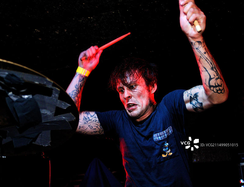 Jakko & Jay乐队鼓手在西班牙巴塞罗那Be Cool演出，2010年9月16日图片素材