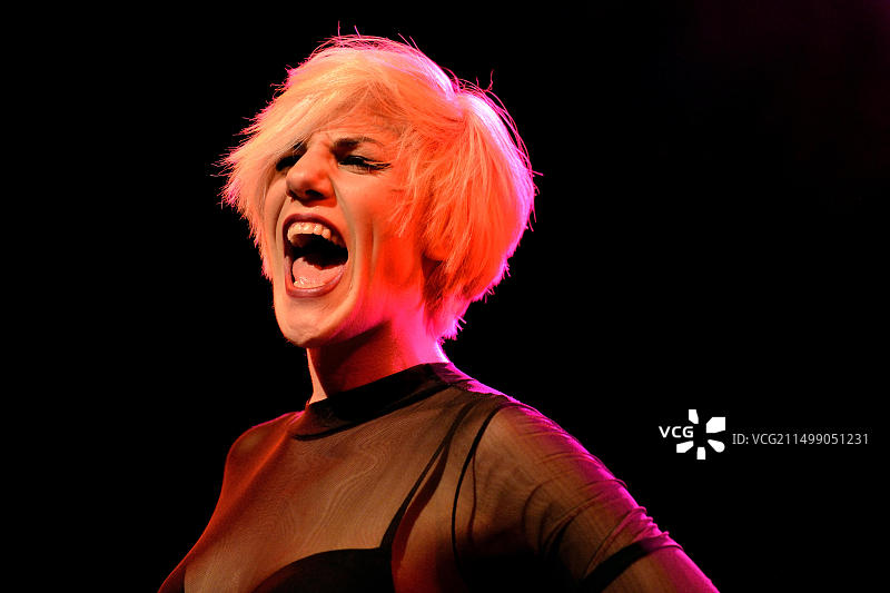 西班牙巴塞罗那Barts舞台上的Aurora and the Betrayers乐队表演图片素材