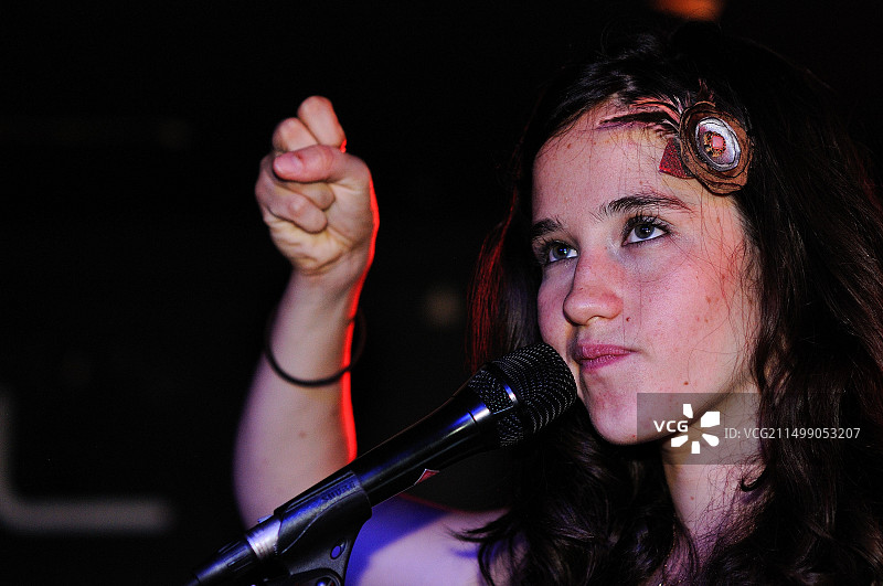 巴塞罗那演出：来自智利的歌手兼词曲作者西梅娜·萨里尼亚纳在BeCool演出图片素材