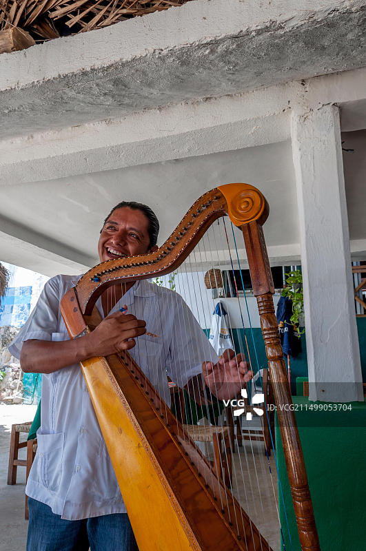 墨西哥竖琴师在布塞里亚斯户外餐厅演唱图片素材