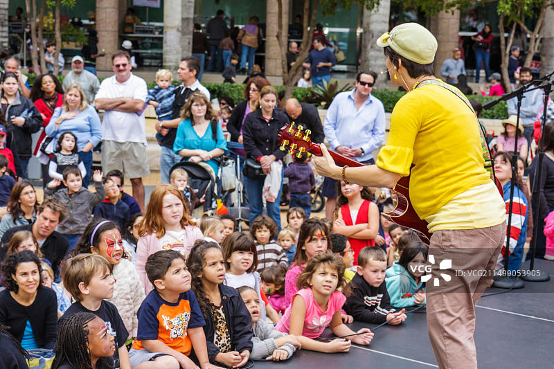 佛罗里达州迈阿密艾德丽安·阿尔什特表演艺术中心家庭艺术节图片素材