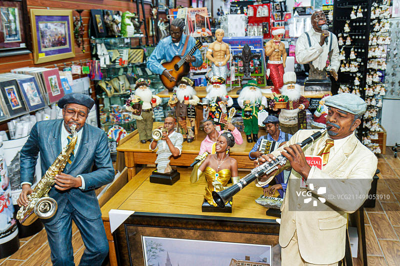 路易斯安那州新奥尔良法国区历史悠久的法国市场圣诞节爵士纪念品商店图片素材