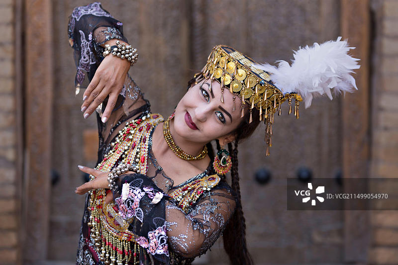 身穿传统服饰的乌兹别克斯坦妇女，在乌兹别克斯坦希瓦古城图片素材