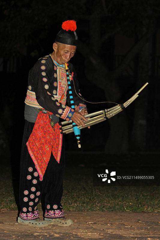 苗族男子演奏芦笙图片素材
