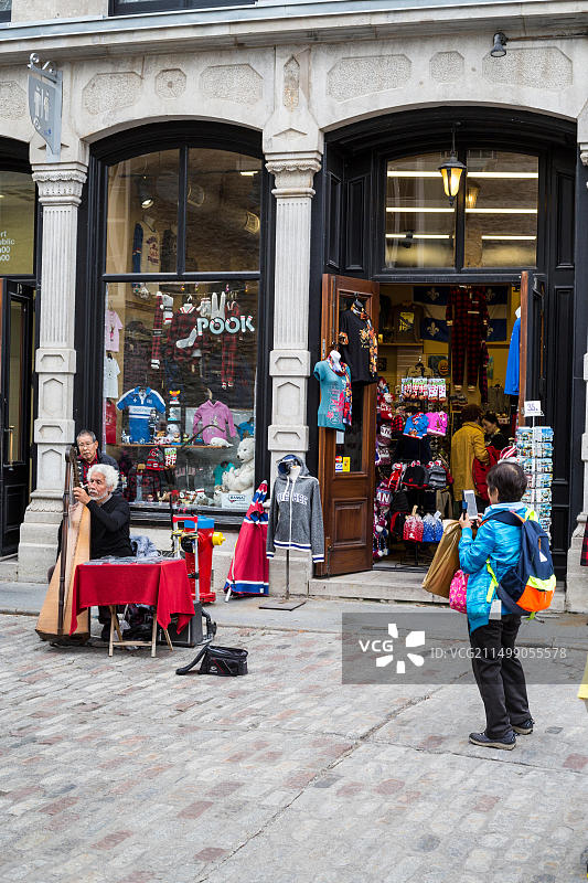 加拿大魁北克皇家广场的游客与竖琴演奏者图片素材